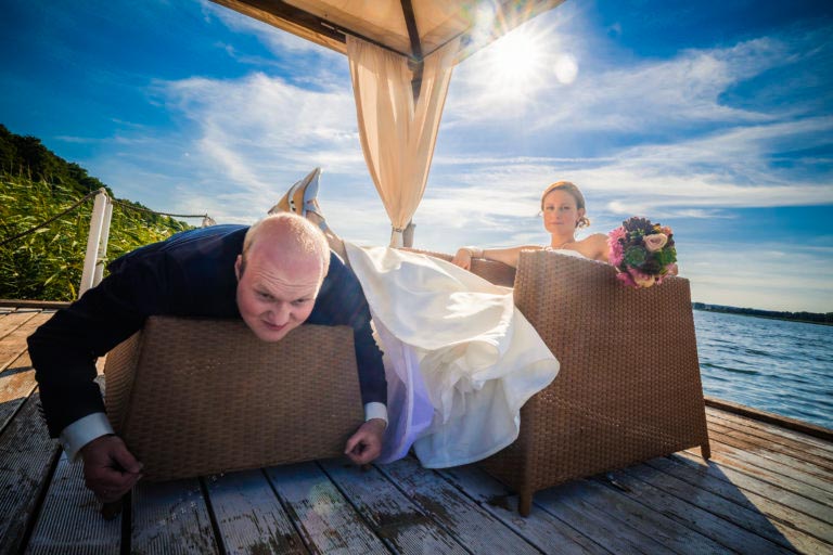 witziges Foto mit Brautpaar, Hochzeitsplanung von FAIRY-TALE Weddings, Hochzeitsplanerin Jessica Naujoks-Lehmann, Eventplanung in Brandenburg