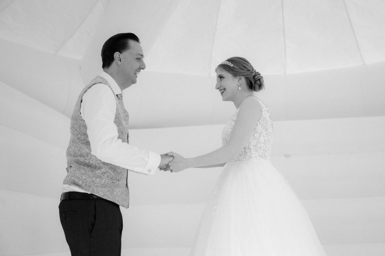 Brautpaar auf Hochzeitshüpfburg