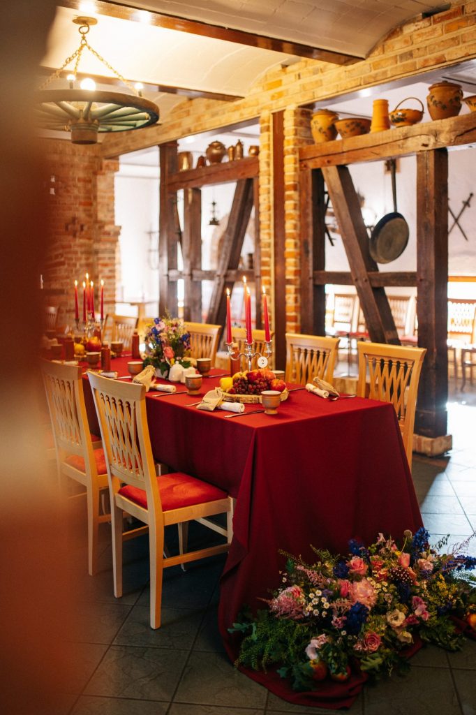 Tischwäsche bordeaux bodenlang mieten