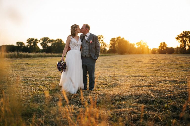 Brautpaar bei Sonnenuntergang