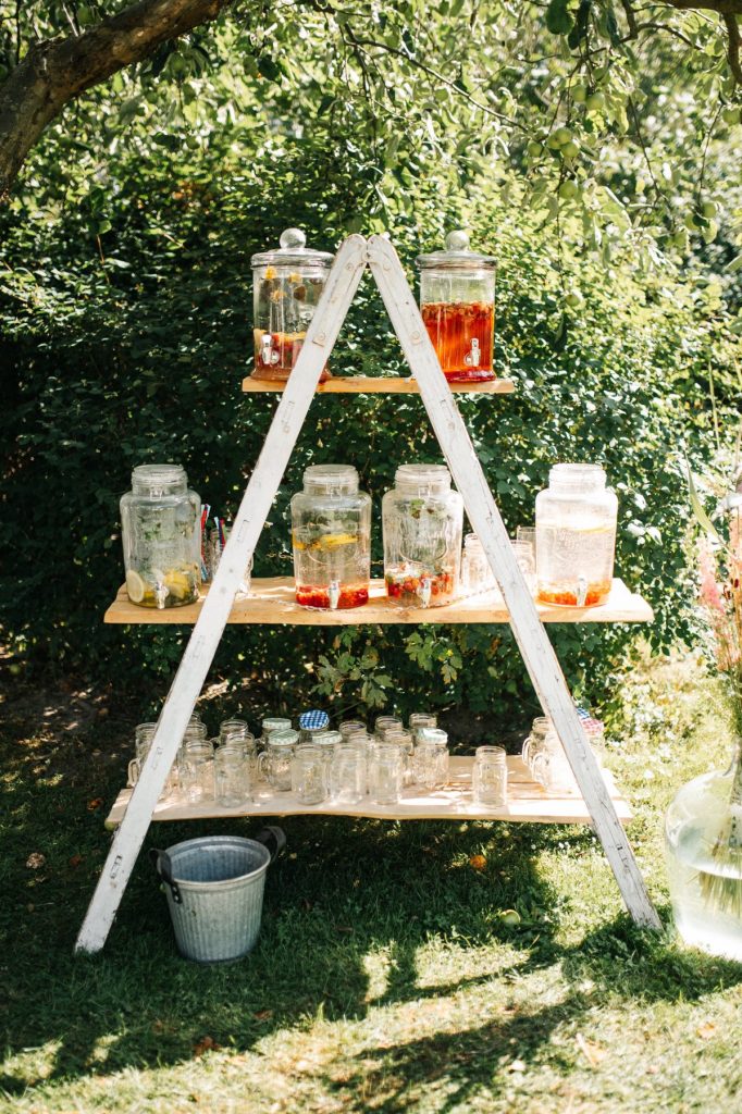 Leiterregal mit Limonadenbar zum Mieten