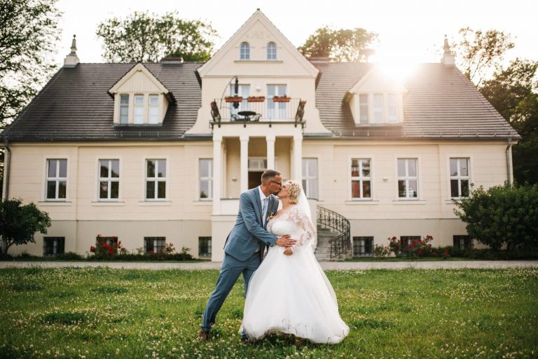 Brautpaar vor Gutshaus Krügersdorf